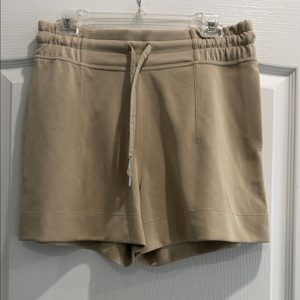 Lululemon top supreme short
Size 8